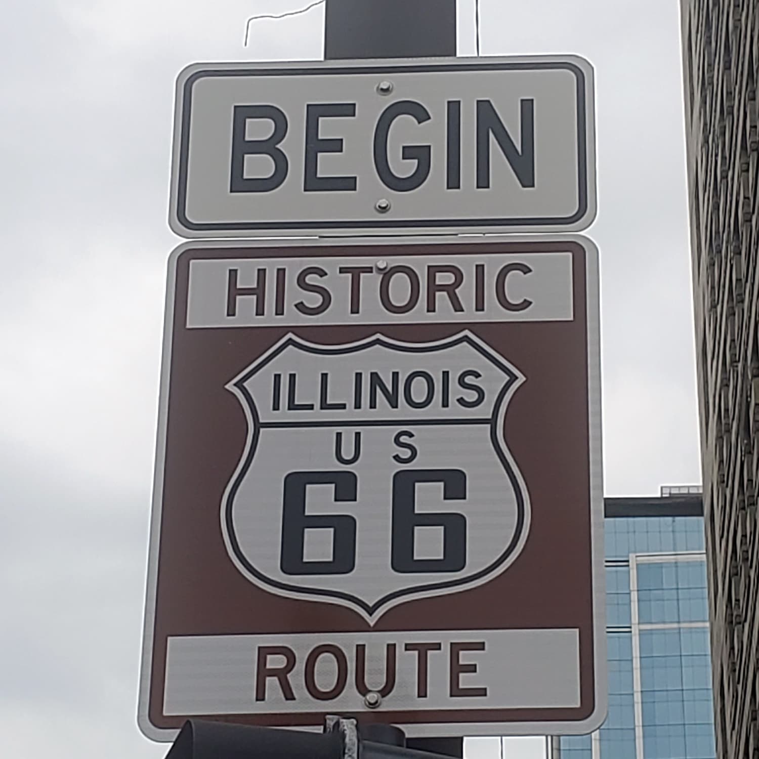 Sign indicating the beginning of Historic Route 66 in Illinois.